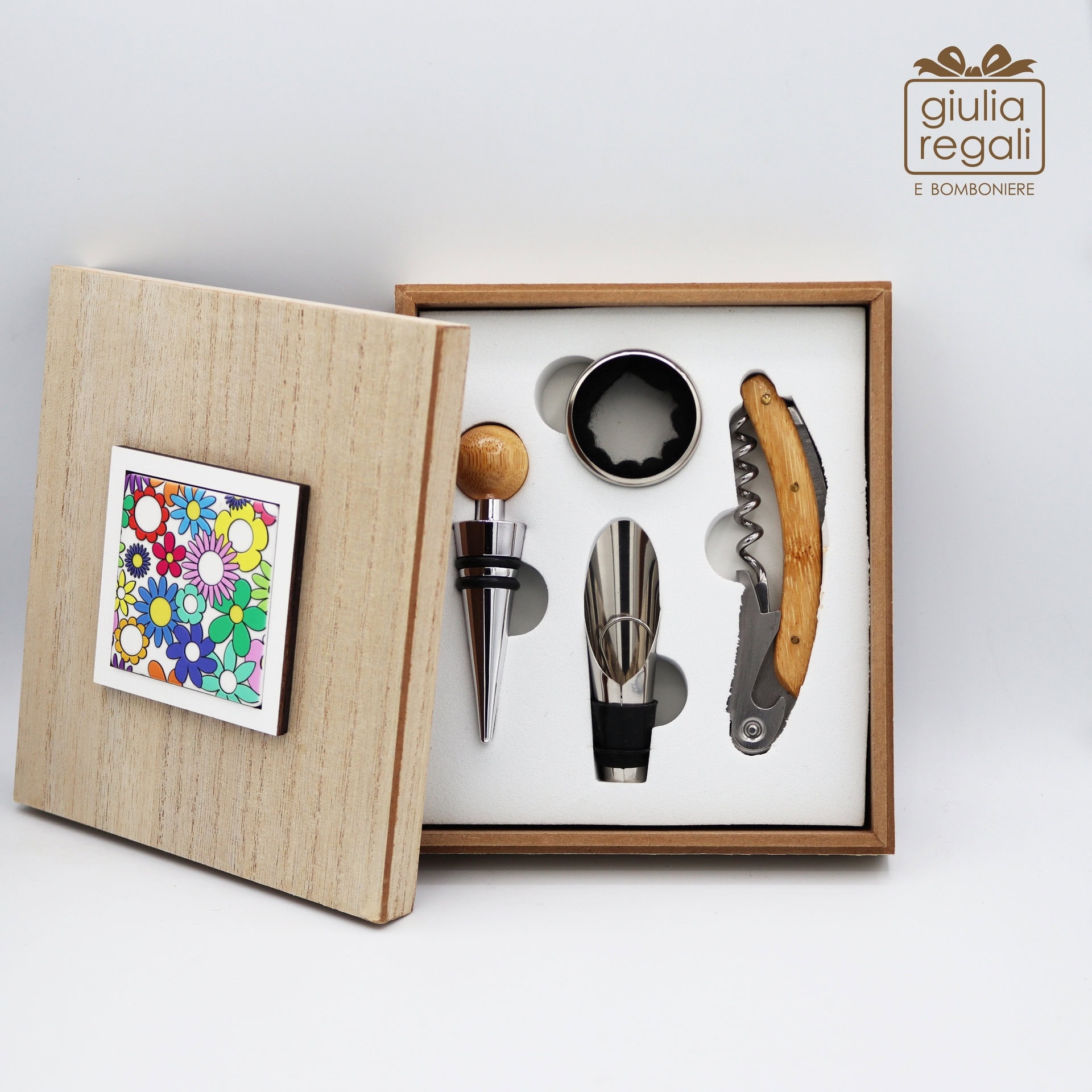 Scatola in legno con set di attrezzi per il vino - Cuorematto Bomboniere - 01 Scatola in legno con set di attrezzi per il vino - Cuorematto Bomboniere