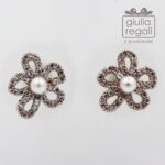 Orecchini da lobo punto luce fiore con perla