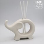 Profumatore in ceramica bianca a forma di elefante