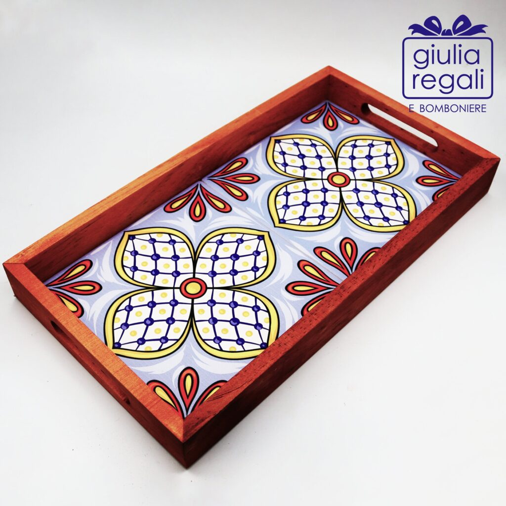 Vassoio in legno con decori in ceramica fiori astratti