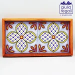 Vassoio in legno con decori in ceramica fiori astratti - immagine 3