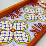 Vassoio in legno con decori in ceramica fiori astratti - immagine 2