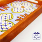 Vassoio in legno con decori in ceramica fiori astratti - immagine 4