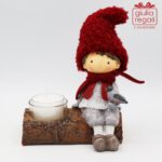 Bimbo seduto su tronco portacandela con uccellino - Natale