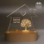 Lampada LED a Casetta con Albero della Vita in Plexiglass e Legno - Luce Notturna USB o a Pile 14,6x6x17 cm - immagine 2