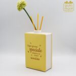 Libro profumatore giallo con scritta dorata