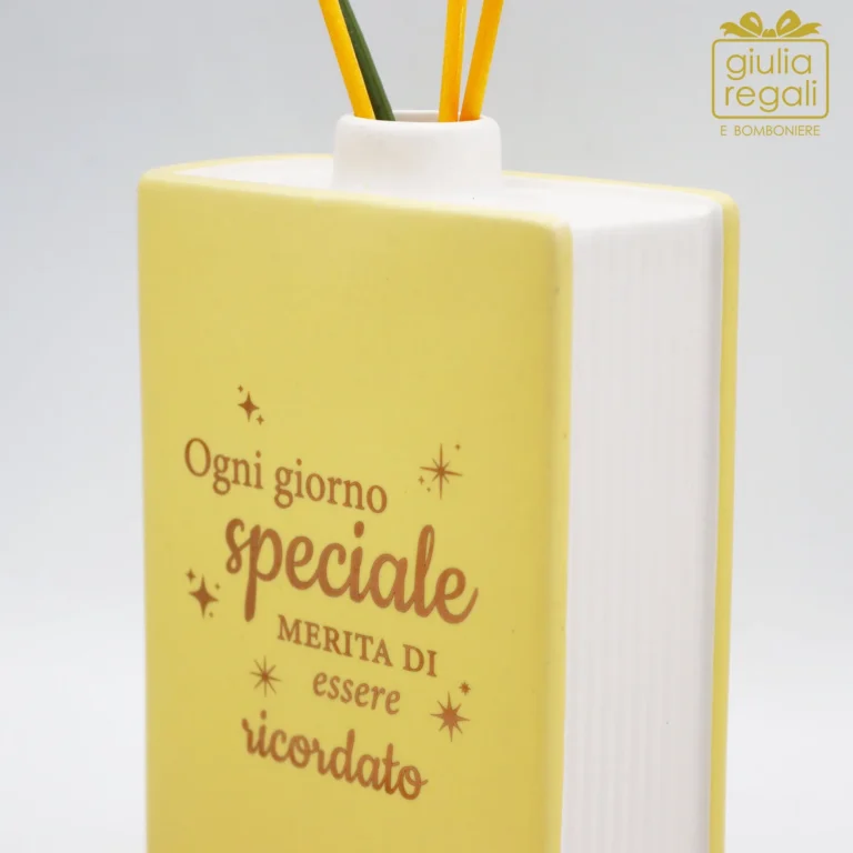 Libro profumatore giallo con scritta dorata