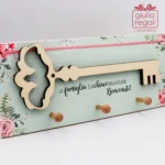 Appendioggetti da parete con chiave in legno e scritta Benvenuti - 33 cm