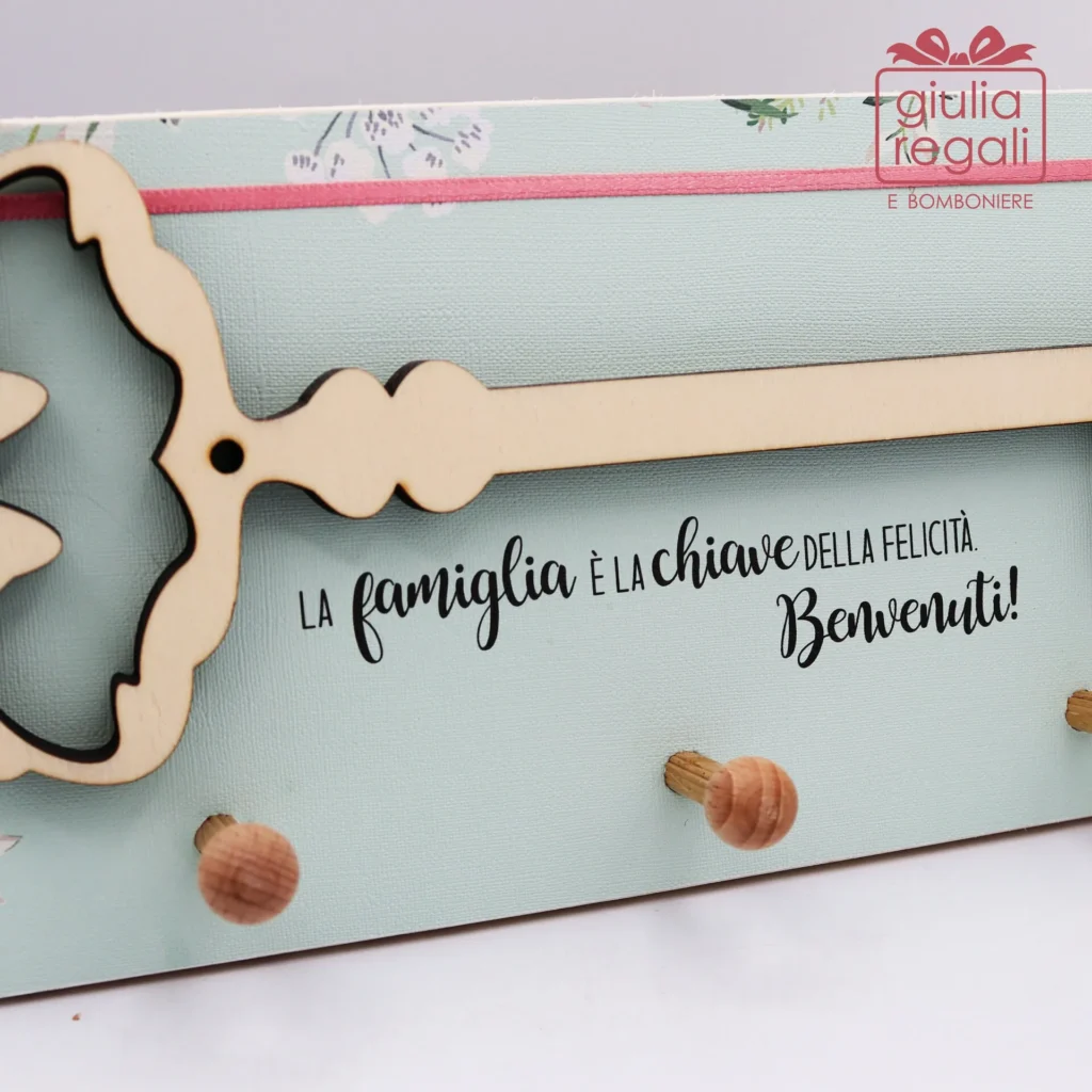 Appendioggetti da parete con chiave in legno e scritta Benvenuti - 33 cm