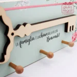 Appendioggetti da parete con chiave in legno e scritta Benvenuti - 33 cm