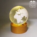 Lampada mappamondo in vetro con base in legno - luce LED a batterie