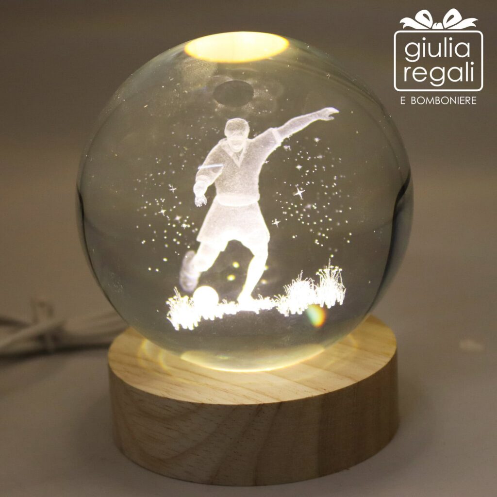 Lampada sfera in vetro con calciatore 3D e base in legno - luce LED USB