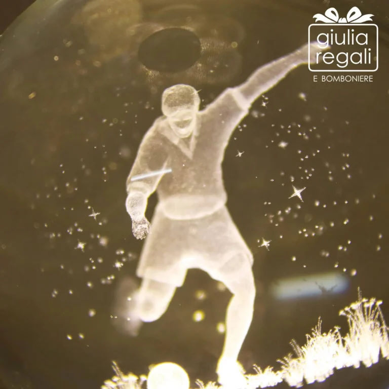 Lampada sfera in vetro con calciatore 3D e base in legno - luce LED USB