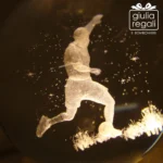 Lampada sfera in vetro con calciatore 3D e base in legno - luce LED USB