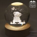 Lampada sfera in vetro con orsetto 3D e base in legno - luce LED USB