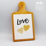 Tagliere decorativo in legno con piastrella Love