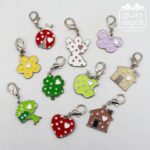 Ciondolo smaltato con moschettone - charm portafortuna colorato a pois 2,5 cm