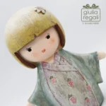 Salvadanaio bambola giapponese Yuuko in resina - 16 cm