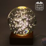 Sfera luminosa in cristallo con bolle e base LED