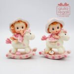 Statuina bambina su cavallo a dondolo