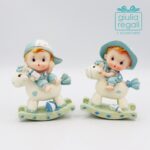 Statuina bambino su cavallo a dondolo