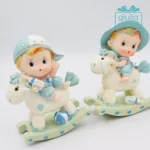 Statuina bambino su cavallo a dondolo