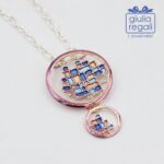 Collana lunga con pendente geometrico blu e lilla