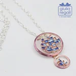 Collana lunga con pendente geometrico blu e lilla