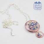 Collana lunga con pendente geometrico blu e lilla