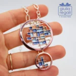 Collana lunga con pendente geometrico blu e lilla