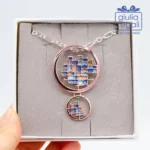 Collana lunga con pendente geometrico blu e lilla